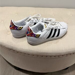 Adidas Stan Smith Women’s size 7 with embroided detail